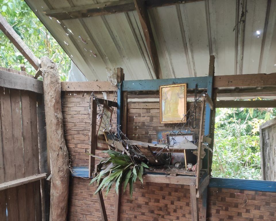 (စစ်ကောင်စီတပ် ပစ်ခတ်လိုက်၍ ရခိုင်ပြည်၊ မြောက်ဦးမြို့နယ် မောင်းဆွဲကျေးရွာရှိ နေအိမ်ထိမှန် ပျက်စီးနေသည်ကို တွေ့ရစဥ်၊ ဓာတ်ပုံ - Border News Agency)