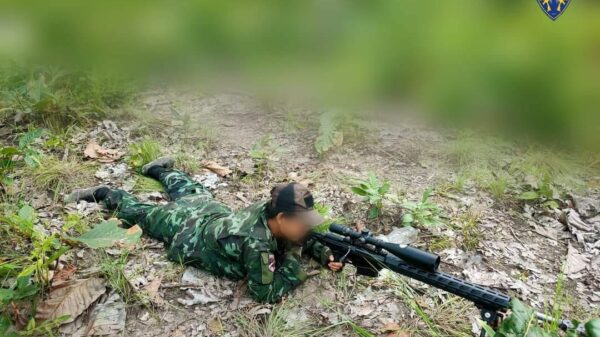 (​ကော်ဘရာစစ်​ကြောင်းမှလက်​ဖြောင့်​သေနတ်သမားတစ်ဦးတိုက်ပွဲဝင်​နေစဥ်။ ။ဓါတ်ပုံ-Cobra Column)