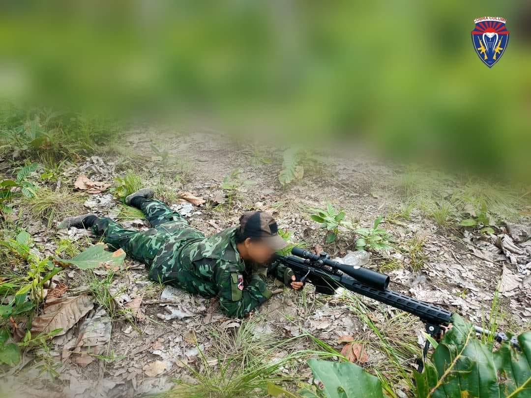 (​ကော်ဘရာစစ်​ကြောင်းမှလက်​ဖြောင့်​သေနတ်သမားတစ်ဦးတိုက်ပွဲဝင်​နေစဥ်။ ။ဓါတ်ပုံ-Cobra Column)