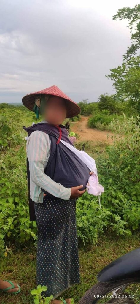 (ထွက်ပြေးတိမ်းရှောင်လာသည့်မီးနေသည်နှင့်ပြည်သူများ။ ဓာတ်ပုံ-ခင်ဦးမြို့နယ်သတင်းမှန်ပြန်ကြားရေး)