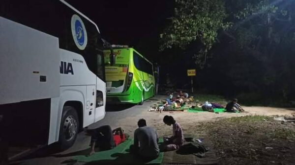 (စစ်ကောင်စီတပ်က ရမ်းသမ်းပစ်ခတ်နေ၍ ရွှေဘို-မန္တလေးလမ်းဘေးတွင် ညအိပ်စောင့်ဆိုင်းနေရသော ခရီးသွားယာဥ်များ။ ။ဓါတ်ပုံ-AN)