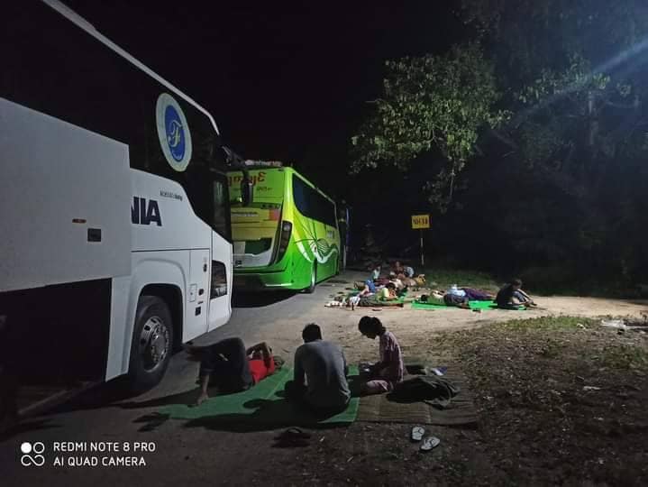(စစ်ကောင်စီတပ်က ရမ်းသမ်းပစ်ခတ်နေ၍ ရွှေဘို-မန္တလေးလမ်းဘေးတွင် ညအိပ်စောင့်ဆိုင်းနေရသော ခရီးသွားယာဥ်များ။ ။ဓါတ်ပုံ-AN)