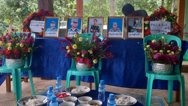 နာရေးပြုလုပ်နေသည်ကို တွေ့ရစဉ်၊ ဓာတ်ပုံ - ခမ်းထီရေဒီယို