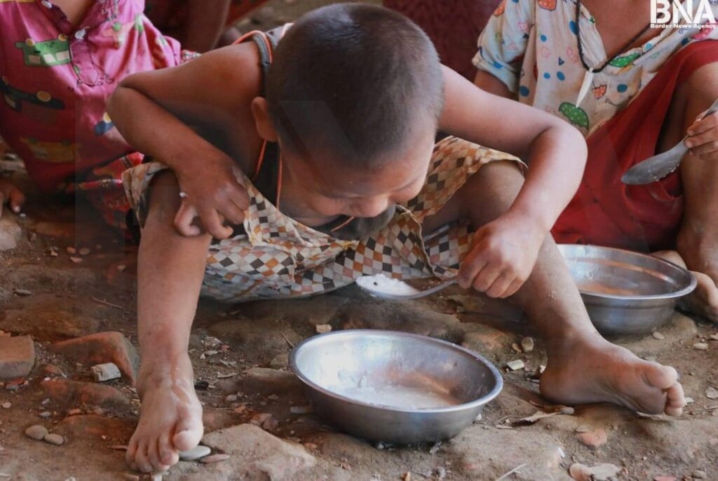 (အစားအစာရှားပါးမှုကြောင့် ဆန်ပြုတ်သောက်နေရသော ကလေးငယ်များအား တွေ့ရစဥ်၊ ဓာတ်ပုံ - BNA)