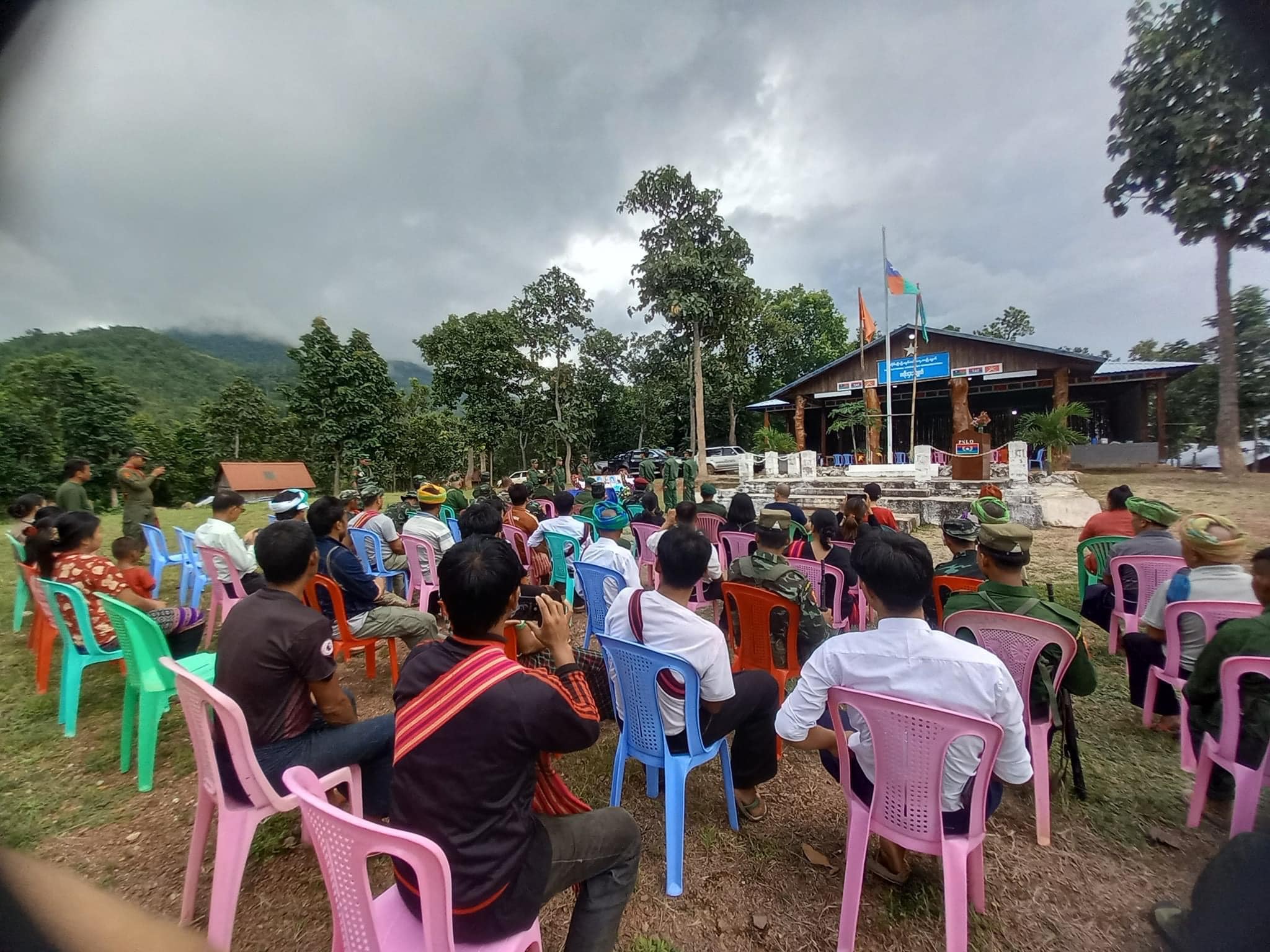 နာရေးပြုလုပ်နေသည်ကို တွေ့ရစဉ်၊ ဓာတ်ပုံ - ခမ်းထီရေဒီယို