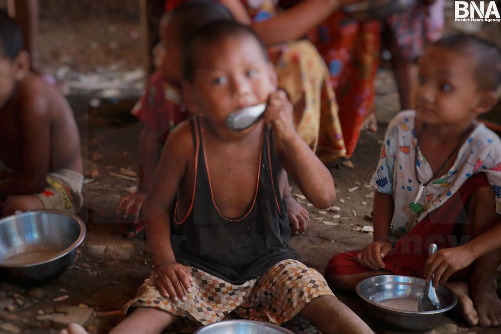 (အစားအစာရှားပါးမှုကြောင့် ဆန်ပြုတ်သောက်နေရသော ကလေးငယ်များအား တွေ့ရစဥ်၊ ဓာတ်ပုံ - BNA)