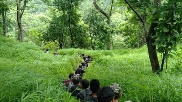 (PDF တမူးမှ ရဲဘော်များအား တွေ့ရစဥ်)