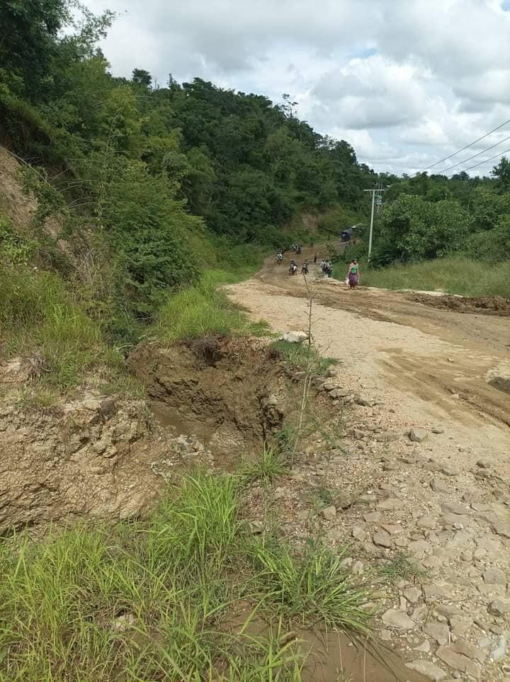 ထွက်ပြေးတိမ်းရှောင်လာသော မြိုင်နယ်ဒေသခံများအား တွေ့ရစဉ်၊ ဓာတ်ပုံ-နွေဦးတော်လှန်ရေးမြိုင်မြို့