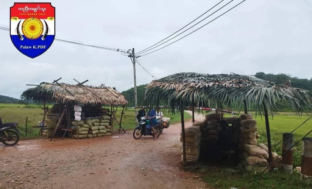 KPDF ရဲဘော်များ​၏ စစ်ဆေးရေးဂိတ်တစ်ခုအား တွေ့ရစဉ်၊ဓာတ်ပုံ - KPDF