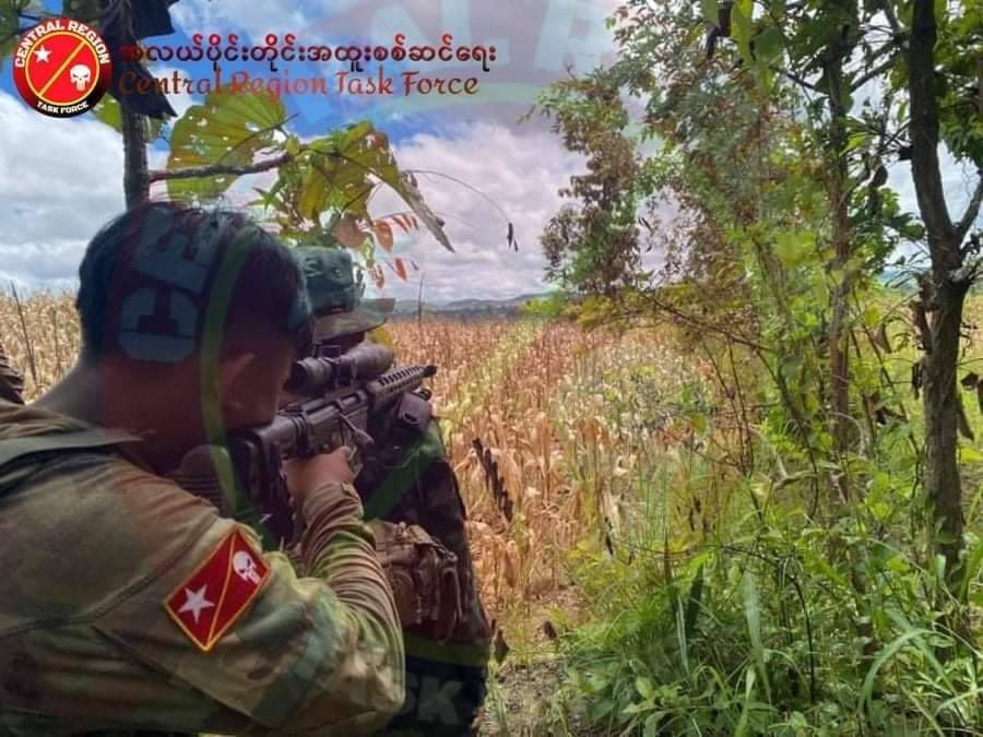 (အလယ်ပိုင်းတိုင်းအထူးစစ်ဆင်းရေးမှ ရဲဘော်များအား တွေ့ရစဥ်)