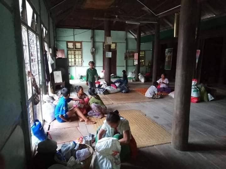 (ထွက်ပြေးတိမ်းရှောင်နေရသည့် ဆိပ်ဖြူနယ်ဒေသခံများအား တွေ့ရစဥ်၊ဓာတ်ပုံ-ဆိပ်ဖြူမြောက်ပိုင်း ပြည်သူ့ကာကွယ်ရေးတပ်ဖွဲ့)