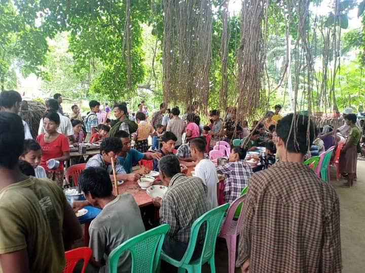 (ထွက်ပြေးတိမ်းရှောင်နေရသည့် ဆိပ်ဖြူနယ်ဒေသခံများအား တွေ့ရစဥ်၊ဓာတ်ပုံ-ဆိပ်ဖြူမြောက်ပိုင်း ပြည်သူ့ကာကွယ်ရေးတပ်ဖွဲ့)