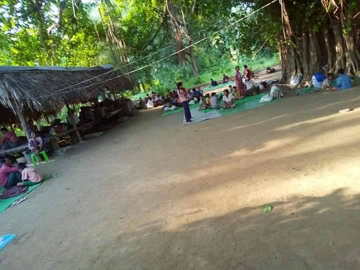 (ထွက်ပြေးတိမ်းရှောင်နေရသည့် ဆိပ်ဖြူနယ်ဒေသခံများအား တွေ့ရစဥ်၊ဓာတ်ပုံ-ဆိပ်ဖြူမြောက်ပိုင်း ပြည်သူ့ကာကွယ်ရေးတပ်ဖွဲ့)