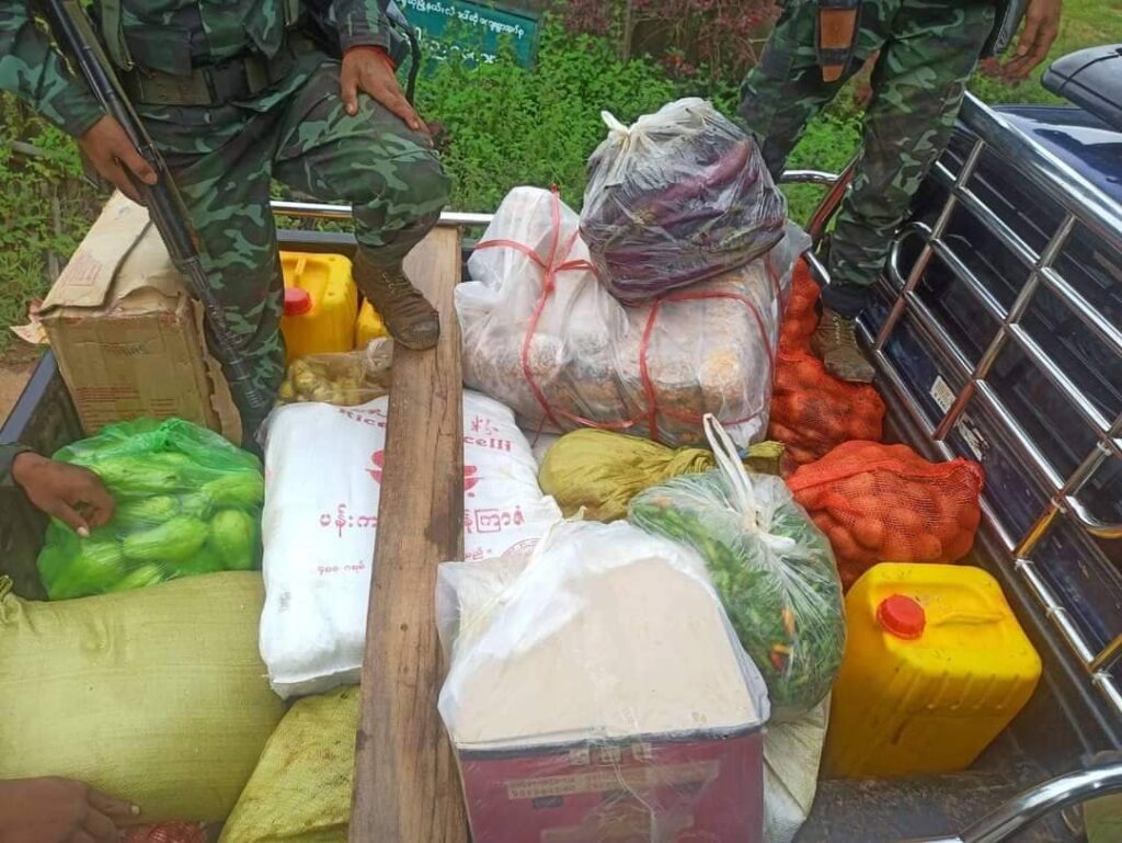 (ရှေ့တန်းရှိ ရဲဘော်များကို ရိက္ခာပို့ဆောင်ပေးရန် ပြင်ဆင်နေစဉ်၊ ဓာတ်ပုံ - KNDF)