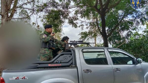(ကော်ဘရာစစ်ကြောင်းမှ စစ်သည်များအား တွေ့ရစဥ်၊ ဓာတ်ပုံ - Cobra Column)