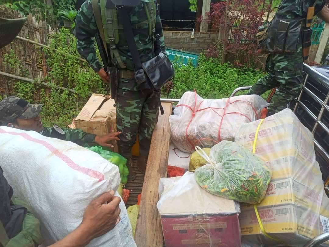 (ရှေ့တန်းရှိ ရဲဘော်များကို ရိက္ခာပို့ဆောင်ပေးရန် ပြင်ဆင်နေစဉ်၊ ဓာတ်ပုံ - KNDF)