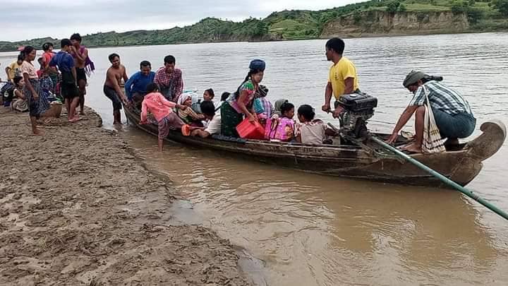 (ထွက်ပြေးတိမ်းရှောင်နေရသည့် ဆိပ်ဖြူနယ်ဒေသခံများအား တွေ့ရစဥ်၊ဓာတ်ပုံ-ဆိပ်ဖြူမြောက်ပိုင်း ပြည်သူ့ကာကွယ်ရေးတပ်ဖွဲ့)