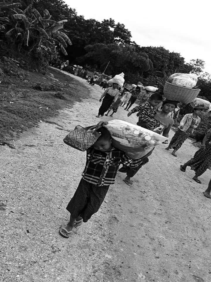 (ထွက်ပြေးတိမ်းရှောင်နေရသည့် ဆိပ်ဖြူနယ်ဒေသခံများအား တွေ့ရစဥ်၊ဓာတ်ပုံ-ဆိပ်ဖြူမြောက်ပိုင်း ပြည်သူ့ကာကွယ်ရေးတပ်ဖွဲ့)