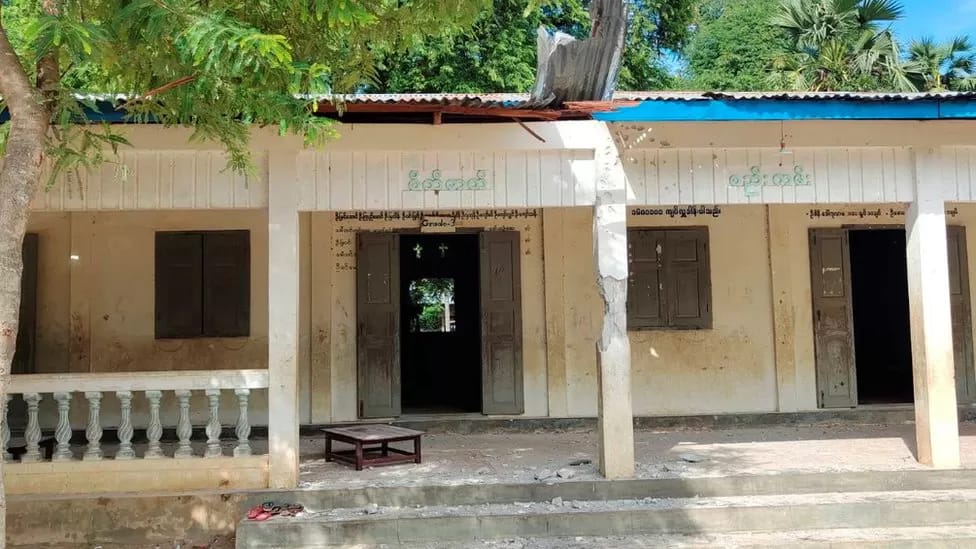 စစ်ကောင်စီတပ် ရဟတ်ယာဥ်ရော ၊ကြည်းတပ်ကပါဝိုင်းဝန်း ပစ်ခတ်ခဲ့ပြီးနောက်တွေ့ရသော စာသင်ဆောင်။ဓါတ်ပုံ-CJ