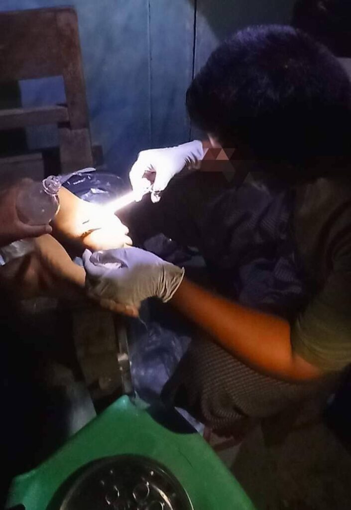 ဆေးကုသမှုလိုအပ်နေသော ပြည်သူများအား တွေ့ရစဥ်၊ ဓာတ်ပုံ-DUGF(KU Dragon)