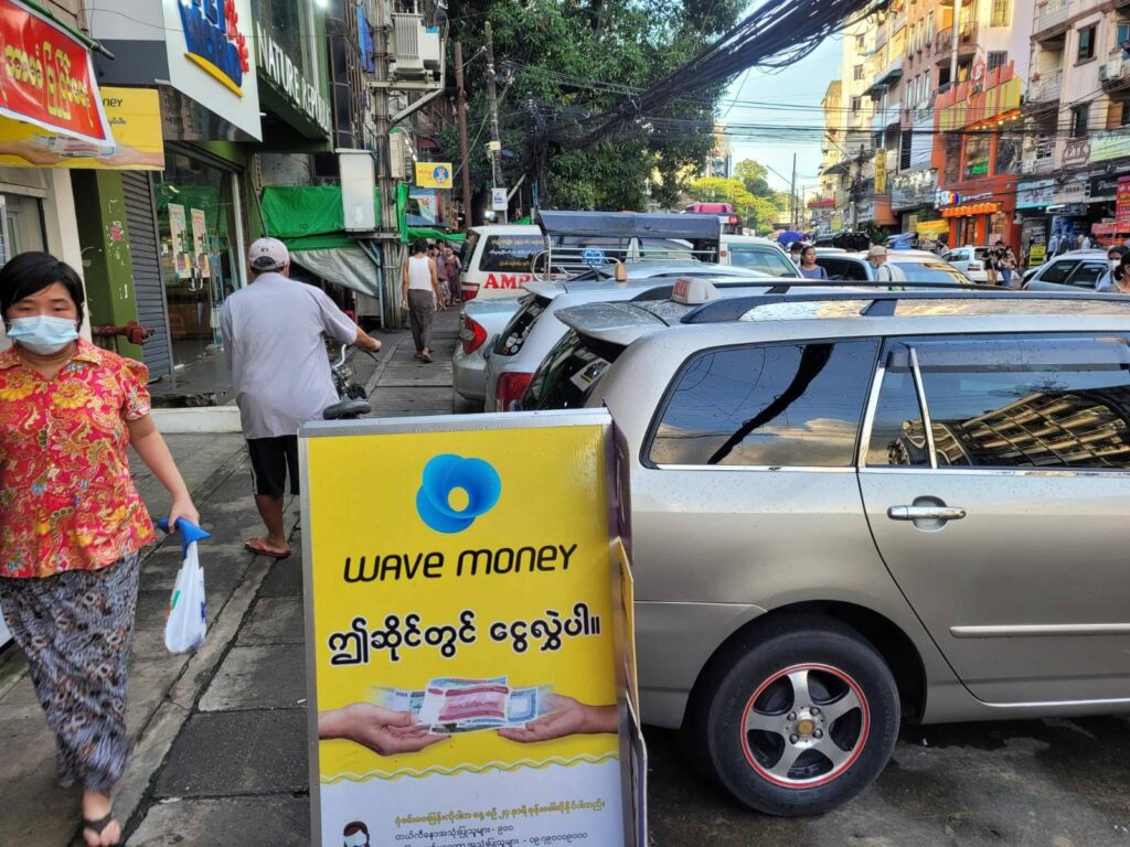 ယခင်က အခြေခံပြည်သူများ အွန်လိုင်းငွေပေးချေမှုအတွက်အဓိကအသုံးပြုခဲ့သော wave ငွေလွှဲဝန်ဆောင်မှု ကြော်ညာဆိုင်းဘုတ်ကိုရန်ကုန်မြို့တစ်နေရာတွင်တွေ့ရမှု ။ ဓါတ်ပုံ-People's Spring