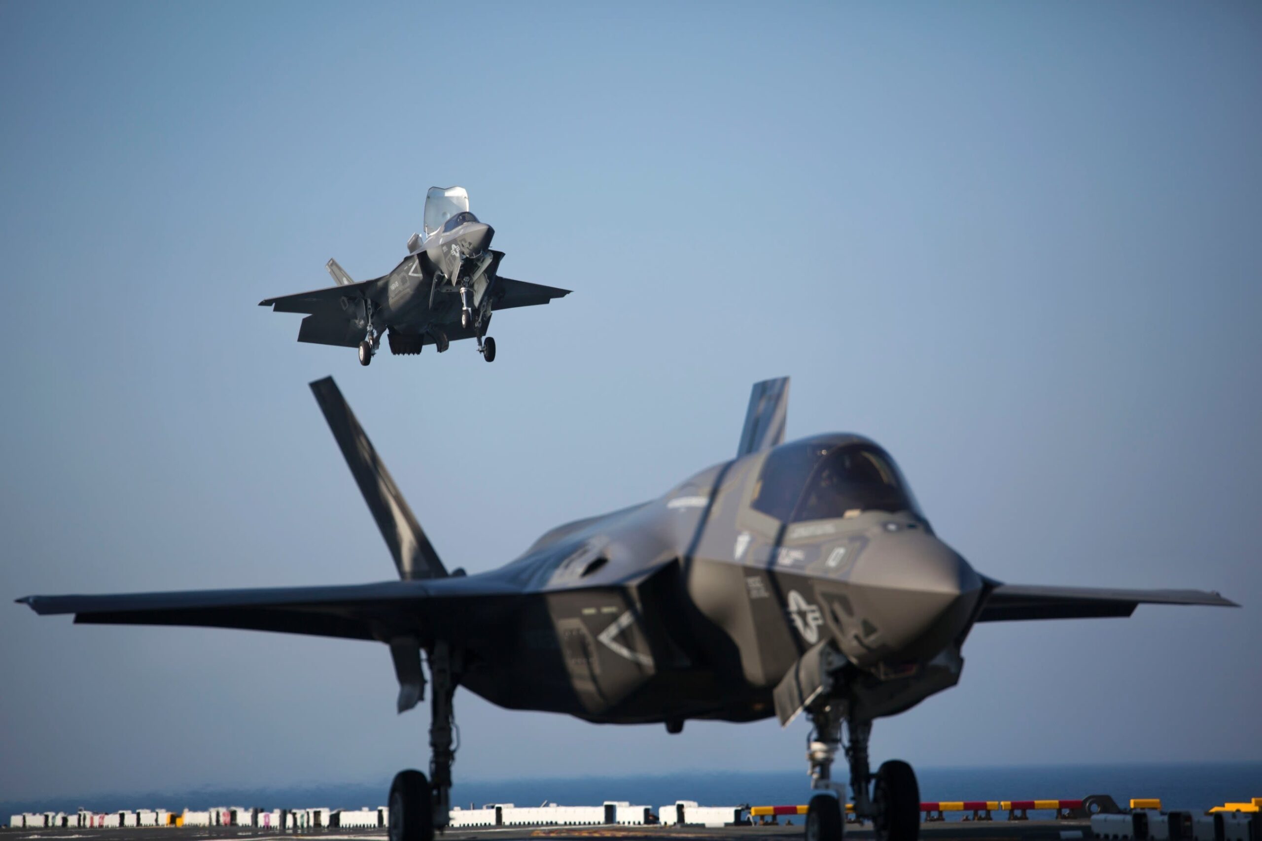 တရုတ် ကုန်ကြမ်း ပါဝင်နေလို့ F-35 တိုက်လေယာဉ်တွေ မှာယူမှုကို အမေရိကန် ဆိုင်းငံ့ထား