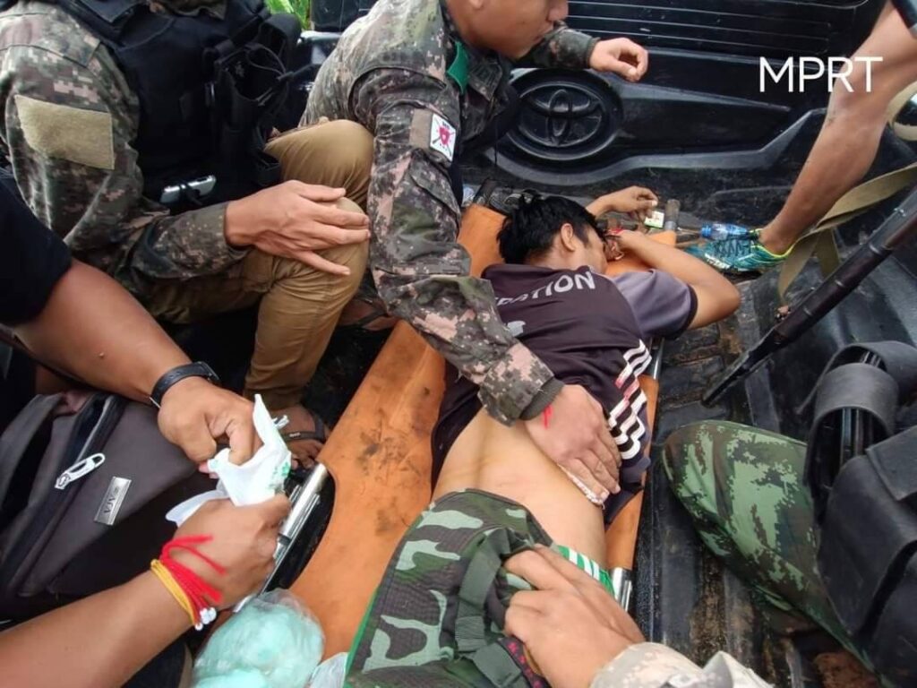 (ဒဏ်ရာရရှိသည့် ရဲဘော်များအား ဆေးကုသပေးနေစဉ်၊ ဓာတ်ပုံ - Mobye PDF Rescue Team-MPRT)