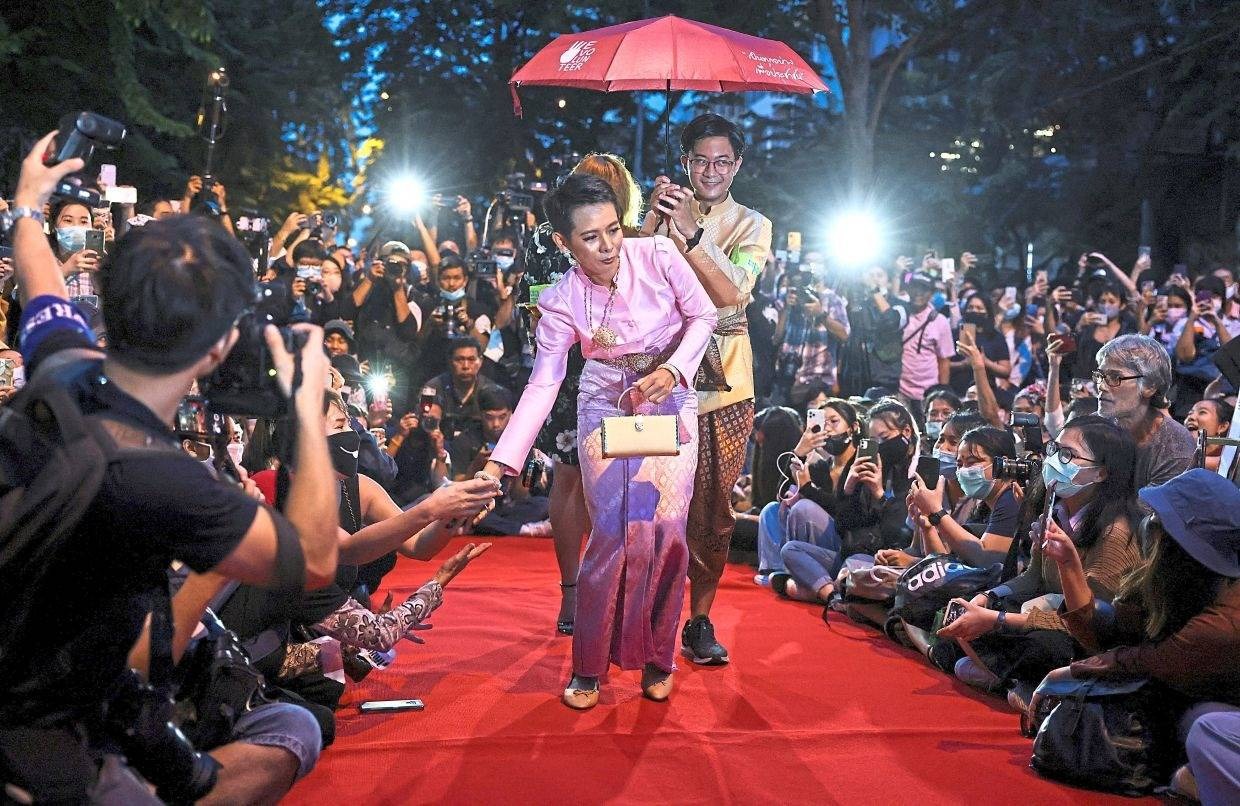 ဘုရင့်မိဖုရားကို စော်ကားခဲ့တယ်လို့ စွပ်စွဲခံရတဲ့ ထိုင်းအမျိုးသမီး ထောင် ၂ နှစ်ကျ
