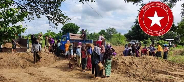 လမ်းပြုပြင်နေကြသော ဒေသကာကွယ်ရေးအဖွဲ့များနှင့် ရွာခံပြည်သူများ၊ ဓာတ်ပုံ-အရာတော် ပကဖ