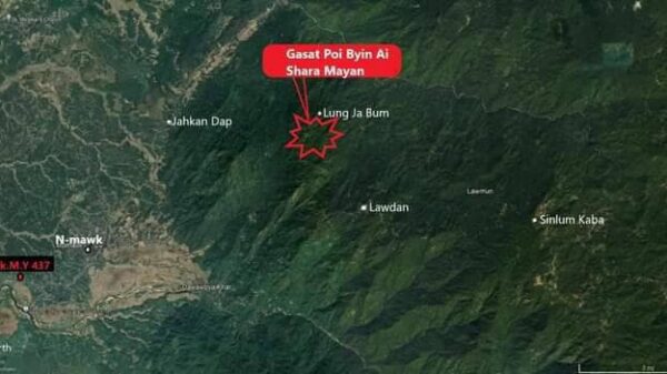 စစ်ကောင်စီတပ်က လက်နက်ကြီးများ ပစ်ခတ်တိုက်ခိုက်သကဲ့သို့ ညနေပိုင်း၌ တိုက်လေယာဉ်ဖြင့် ဗုံးကြဲလာကြောင်း လိုင်ဇာ TV သတင်းက ဆိုသည်။
