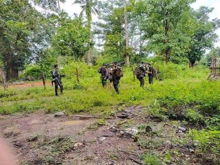 (KNU ရဲဘော်များအား ရှေ့တန်းတစ်နေရာ၌ တွေ့ရစဉ်၊ ဓာတ်ပုံ - KNU)