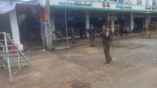 (ပစ်ခတ်တိုက်ခိုက်မှုဖြစ်ပွားခဲ့ပြီး​နောက် တောင်တက်ဂိတ်စခန်းအနီးစစ်​ကောင်စီတပ်သားအချို့ကို​တွေ့ရစဥ်။ ဓါတ်ပုံ-CJ)