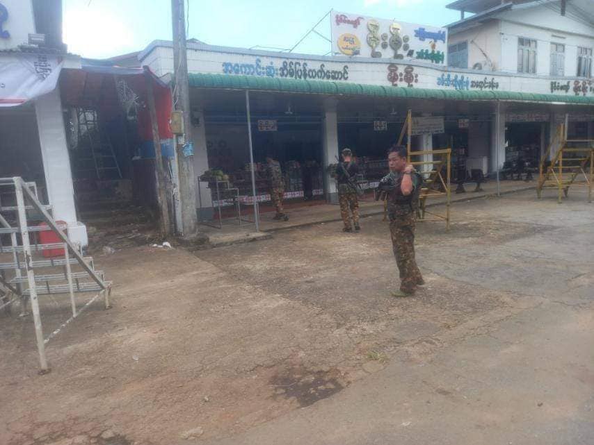 (ပစ်ခတ်တိုက်ခိုက်မှုဖြစ်ပွားခဲ့ပြီး​နောက် တောင်တက်ဂိတ်စခန်းအနီးစစ်​ကောင်စီတပ်သားအချို့ကို​တွေ့ရစဥ်။ ဓါတ်ပုံ-CJ)
