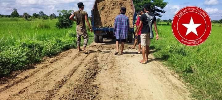 လမ်းပြုပြင်နေကြသော ဒေသကာကွယ်ရေးအဖွဲ့များနှင့် ရွာခံပြည်သူများ၊ ဓာတ်ပုံ-အရာတော် ပကဖ