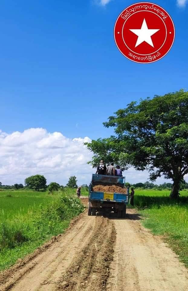 လမ်းပြုပြင်နေကြသော ဒေသကာကွယ်ရေးအဖွဲ့များနှင့် ရွာခံပြည်သူများ၊ ဓာတ်ပုံ-အရာတော် ပကဖ