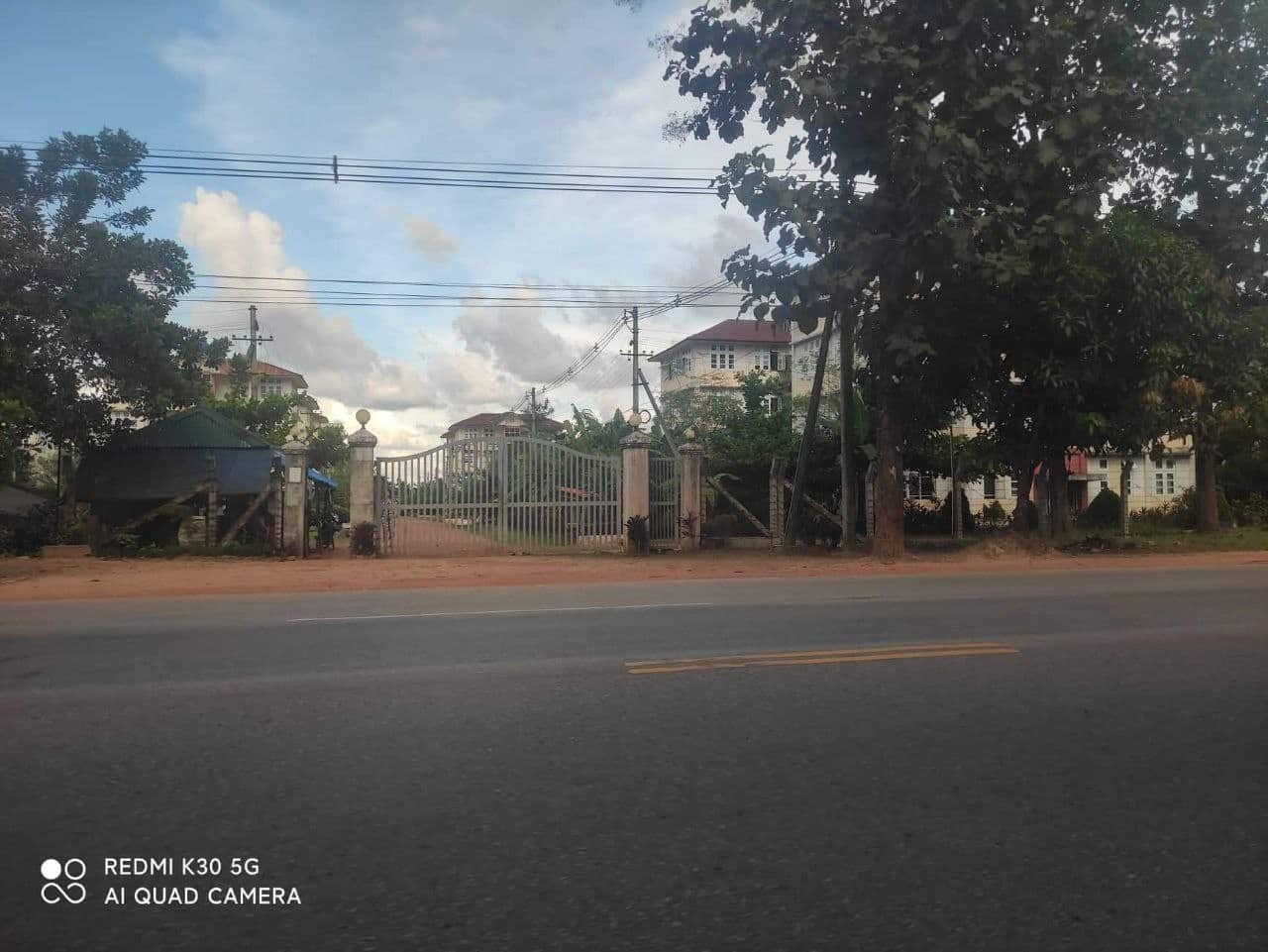 (မှော်ဘီမြို့နယ်ရှိ စစ်မှုထမ်းဟောင်းအိမ်ရာအား တွေ့ရစဥ်)
