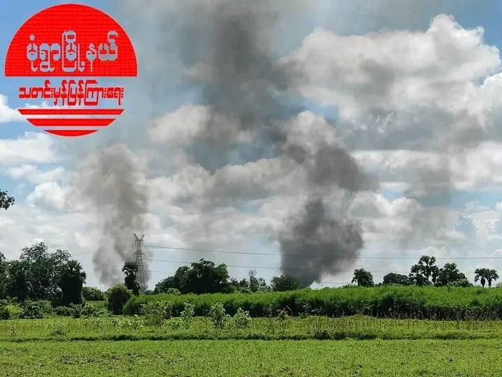 မုံရွေးကြေးမုံရွာ မီးရှို့ဖျက်ဆီးခံနေရသည်ကို မြင်တွေ့ရစဥ်။ ဓာတ်ပုံ-မုံရွာမြို့နယ်သတင်းမှန်ပြန်ကြားရေး၊ မုံရွာ-အမြင့်လမ်း သတင်းမှန်ပြန်ကြားရေး
