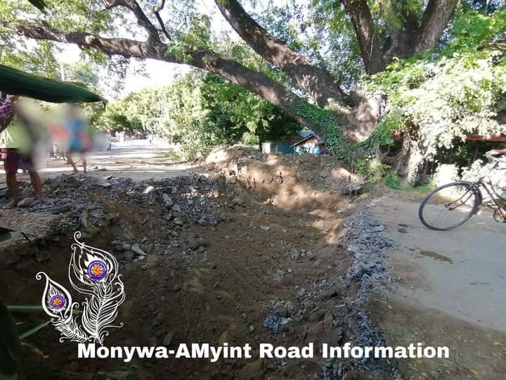 စစ်ကောင်စီတပ်က ဖျက်ဆီးသွားသော မုံရွာ-အမြင့်လမ်းအား တွေ့ရစဥ်၊ ဓာတ်ပုံ- စွမ်းလင်းထက် (မုံရွာ-အမြင့်လမ်းသတင်းမှန်ပြန်ကြားရေး)
