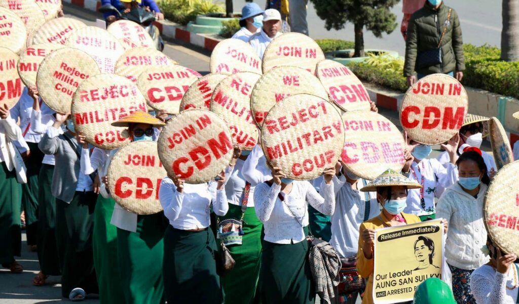 စစ်တပ်အာဏာသိမ်းပြီးနောက် ဆရာ၊ဆရာမများက CDMပြုလုပ်၍ ချီတက်ဆန္ဒပြနေကြစဉ်၊ဓာတ်ပုံ - CJ