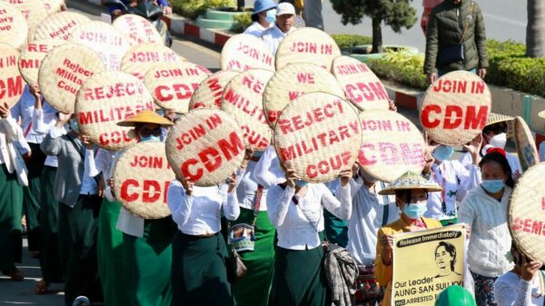 စစ်တပ်အာဏာသိမ်းပြီးနောက် ဆရာ၊ဆရာမများက CDMပြုလုပ်၍ ချီတက်ဆန္ဒပြနေကြစဉ်၊ဓာတ်ပုံ - CJ