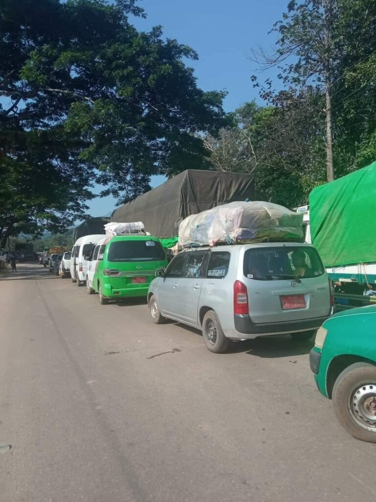 တိုက်ပွဲဖြစ်နေ၍ အာရှလမ်းပေါ် ကားရာနှင့်ချီ ပိတ်မိနေ