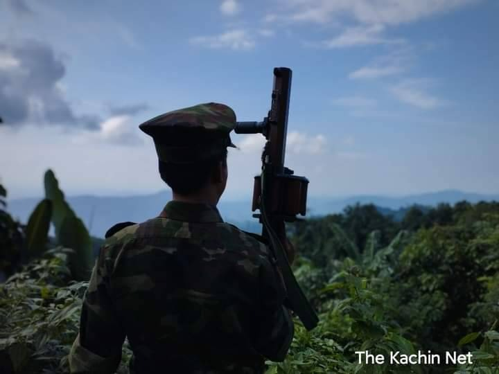 (KIA တပ်သားတစ်ဦးအား တွေ့ရစဥ်၊ ဓာတ်ပုံ - The Kachin Net)