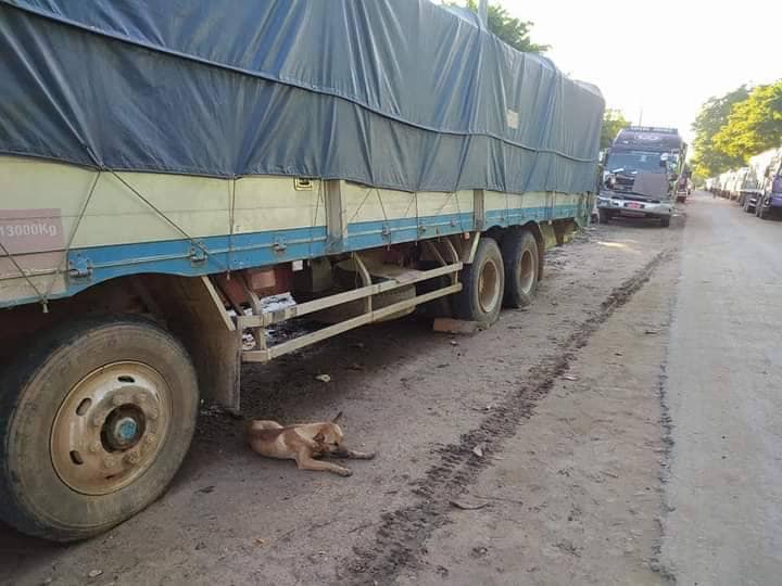 ခင်ဦးမြို့နယ်အတွင်း ပိတ်မိနေသော ယာဥ်များ၊ ဓာတ်ပုံ-ခင်ဦးမြို့နယ် သတင်းမှန်ပြန်ကြားရေး