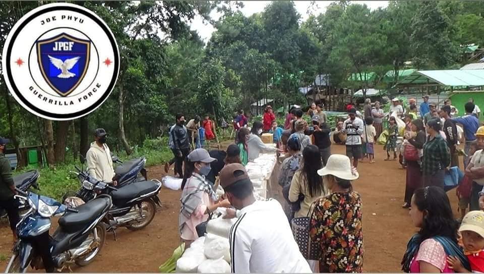 ချိုးဖြူပြောက်ကျားတပ်ခွဲကသီတင်းကျွတ်ကုသိုလ်အဖြစ် စစ်ရှောင်ပြည်သူများအား ဆန်၊ဆီနှင့်အခြေခံစားသောက်ကုန်များလှူဒါန်း