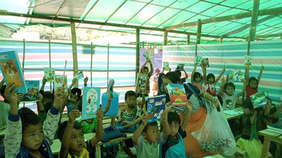 (စစ်ရှောင်ကလေးငယ်များ၏ ယာယီစာသင်ဆောင်နှင့်ကမ်ပိန်းကြော်ညာ ။ဓါတိပုံ-WLMFB)