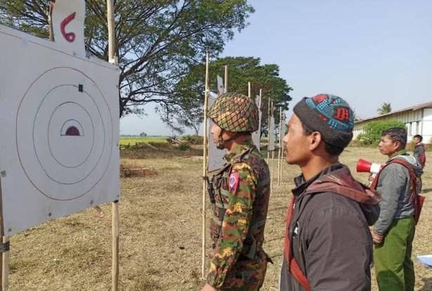အမည်မသိရသည့် တိုင်းနှင့်ပြည်နယ်တစ်ခုတွင် စစ်ကောင်စီတပ်က ပျူစောထီးသင်တန်းပို့ချနေစဥ်။ဓာတ်ပုံ-Cj