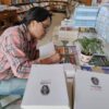 (စာအုပ်သစ်မိတ်ဆက်ပွဲတွင် လက်မှတ်ထိုး​ပေး​နေ​သောဆရာကြည်​​ဇော်​အေး။ ဓါတ်ပုံ- KZA FB)