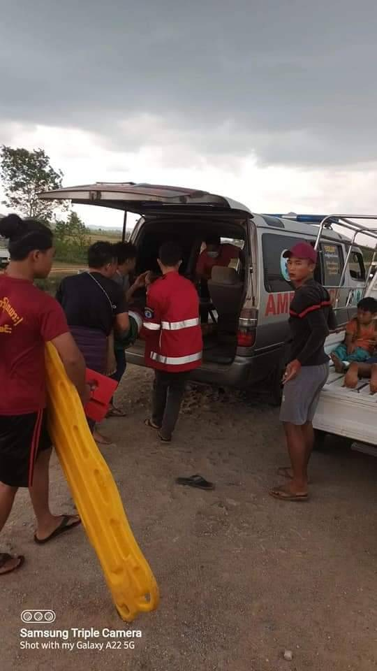 ဒဏ်ရာရရှိသူများအား ကုသရန်ပို့ဆောင်နေစဥ်၊ ဓာတ်ပုံ - ရွှေလွိုင်ကော်ပရဟိတအသင်း