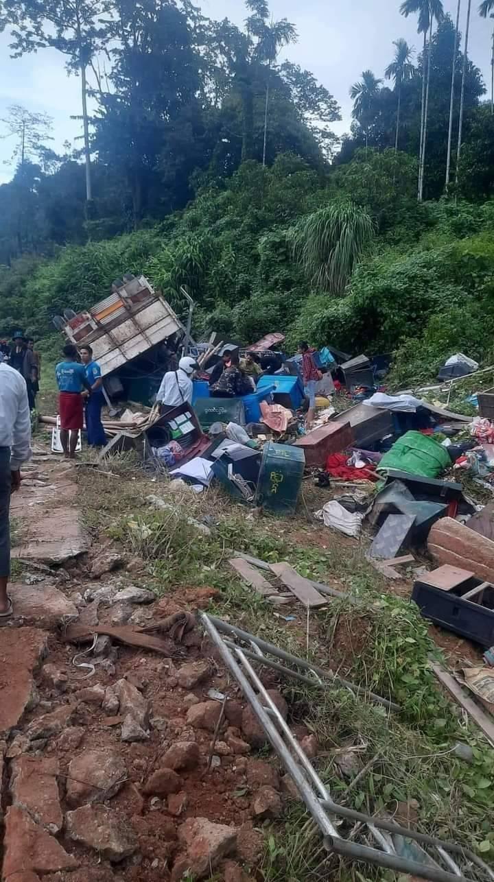 (ဇာတ်အဖွဲ့ကားတိမ်းမှောက်ပြီးနောက် တွေ့ရစဥ်၊ဓာတ်ပုံ - CJ)