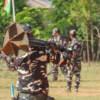 မင်းတပ် CDFရဲဘော်များအား တွေ့ရစဥ်၊ ဓာတ်ပုံ - ဆလိုင်းဟာအွမ်